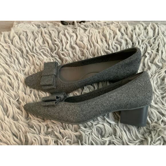 VIVAIA Size 7.5 Gray Pointed Bow Heels - Elegant NWOT - Picture 2 of 4